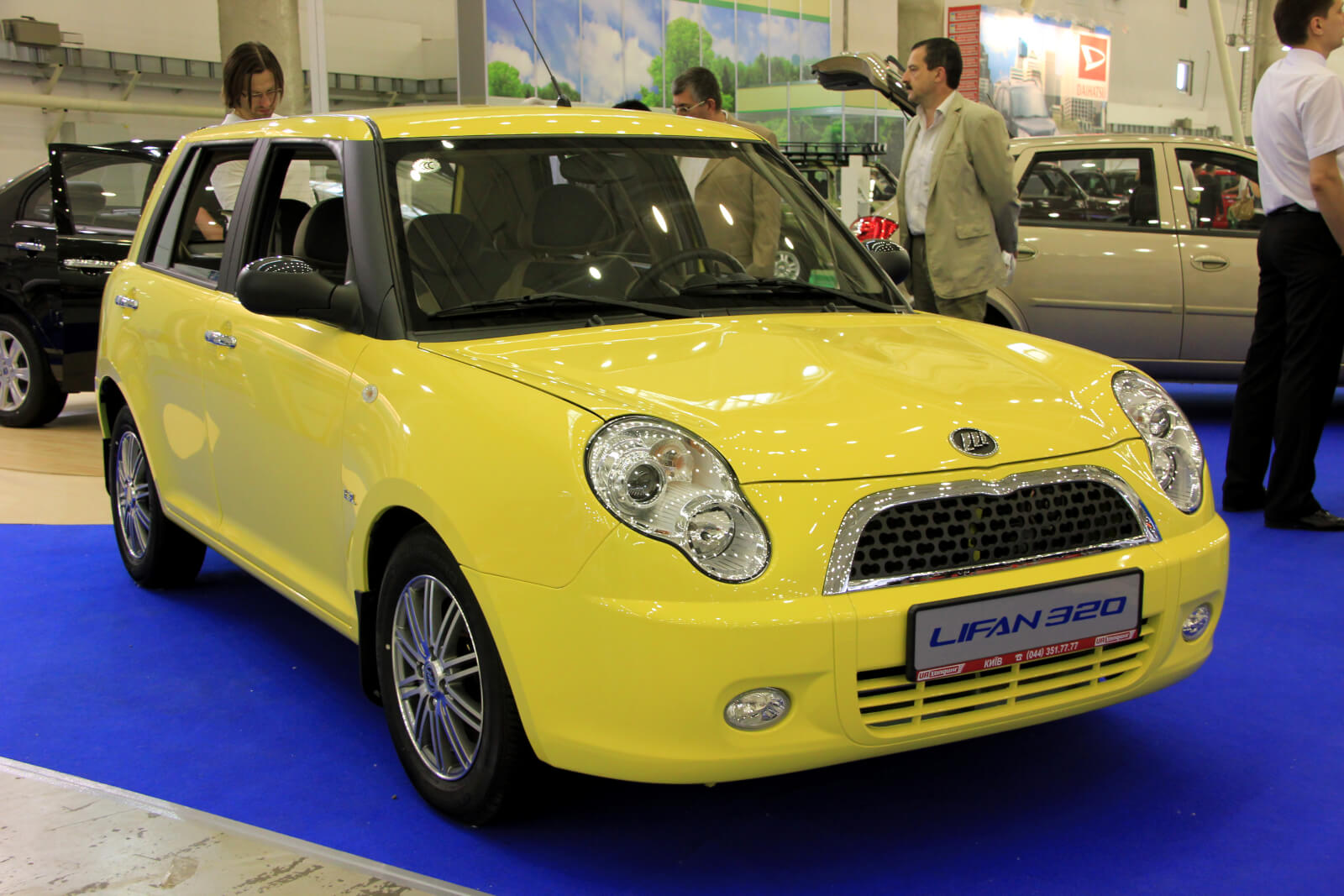 Китайский мини. Лифан 320 мини Купер. Китайский Mini Cooper. Китайский мини Лифан. Мини Купер китайский аналог Лифан.